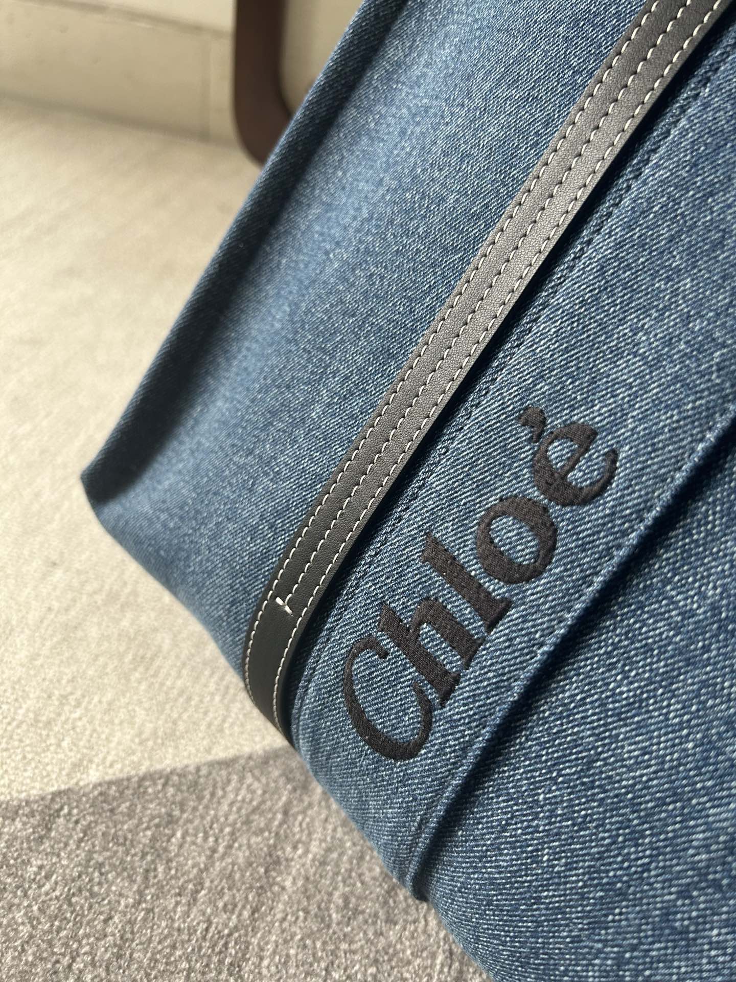 LAGRE WOODY TOTE BAG 45 IN BLUE DENIM BLACK CALFSKIN