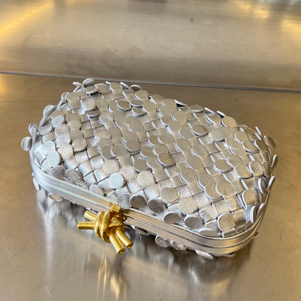 GOLDEN KNOT 19 IN SILVER LAMBSKIN