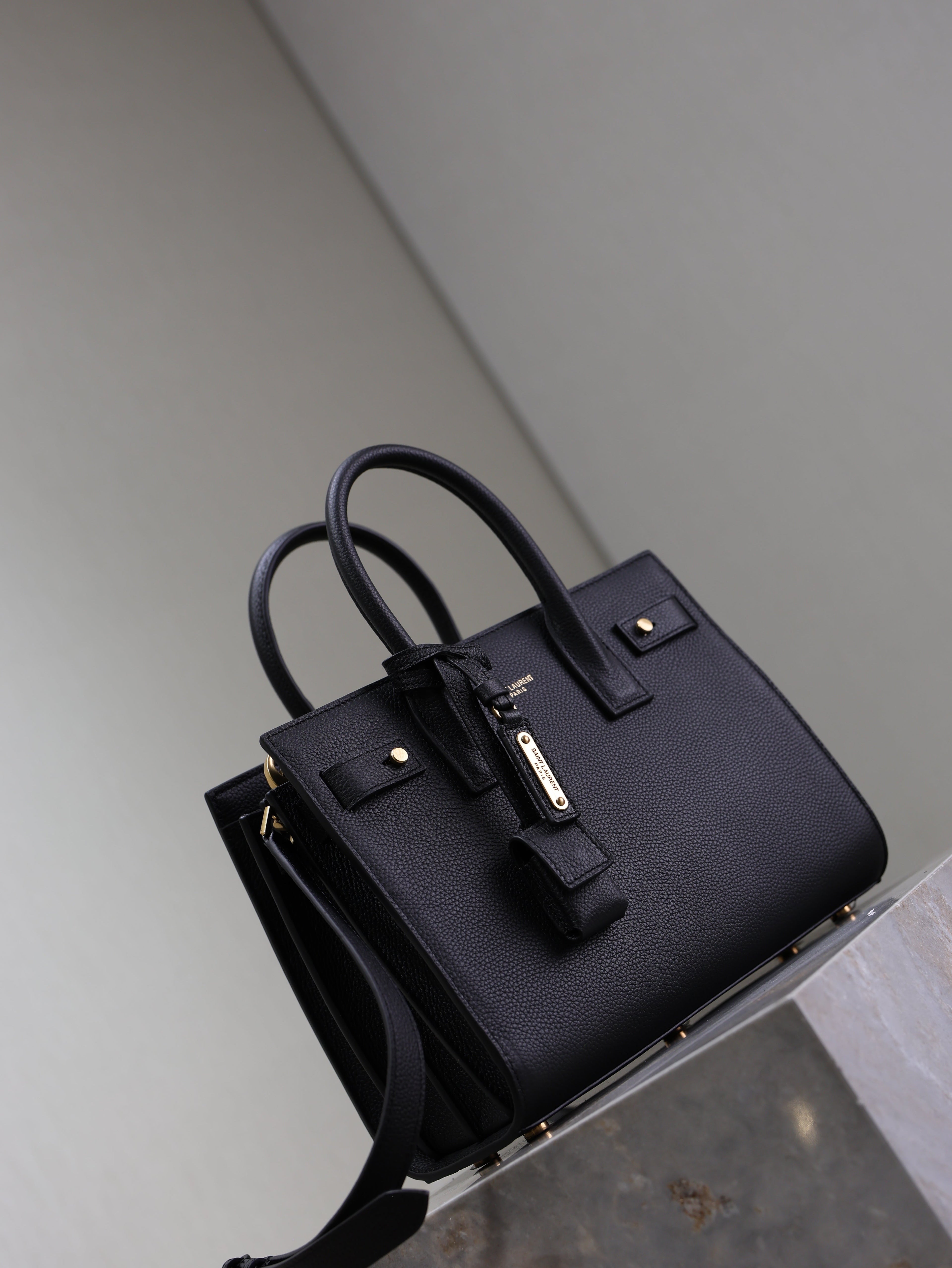 YSL 25S SAC DE JOUR MM 26 IN BLACK SUPPLE GRAINED CALFSKIN GOLD HARDWARE